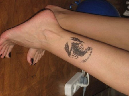 Тату скорпиона на ноге