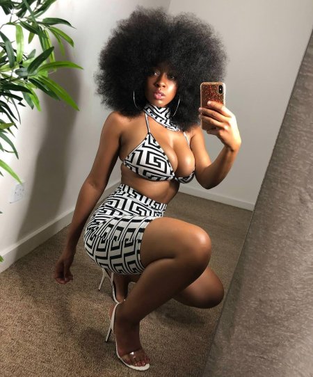 Красивая темнокожая девушка