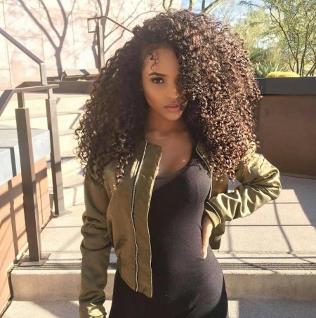 Кудрявая мулатка