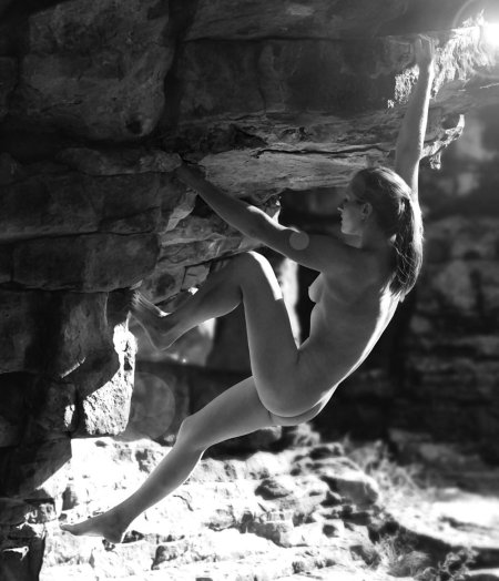 Голые скалолазы на скалах