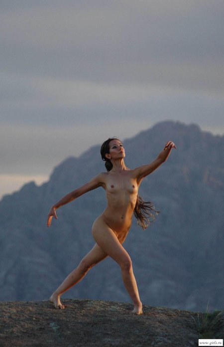 Девушки танцуют голышом