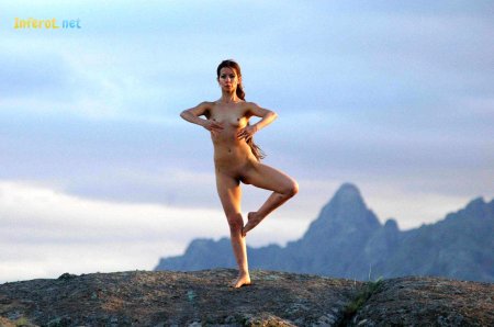 Голые девушки в горах