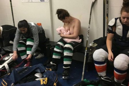 Хоккеисты в раздевалке