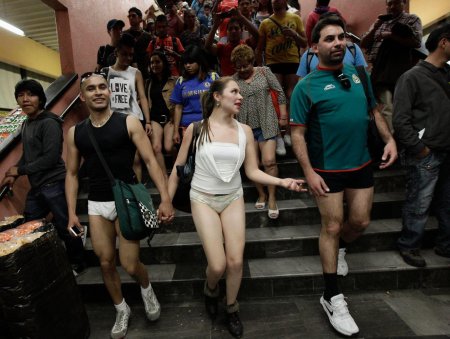 Голые люди на улице