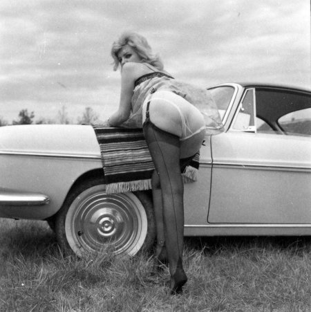 Женщины в чулках ретро