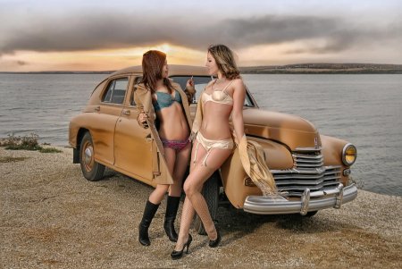 Ретро автомобили и девушки ню