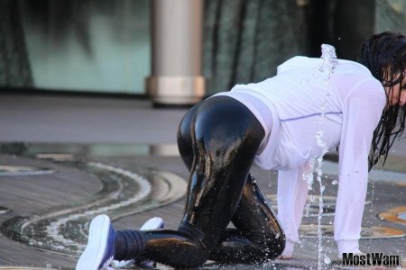 Девушки в мокрых леггинсах