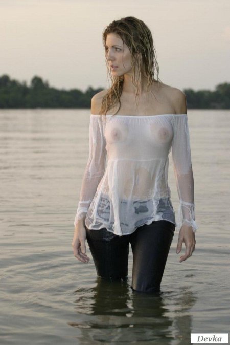 Девушки в мокрой прозрачной одежде