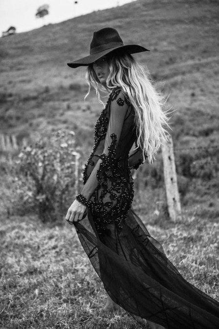 Черное платье в стиле бохо