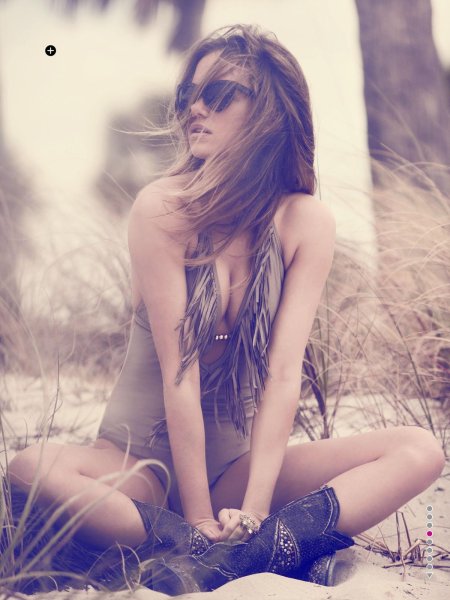 Молодая девушка хиппи ню