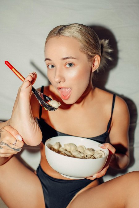 Девушка с пельменями