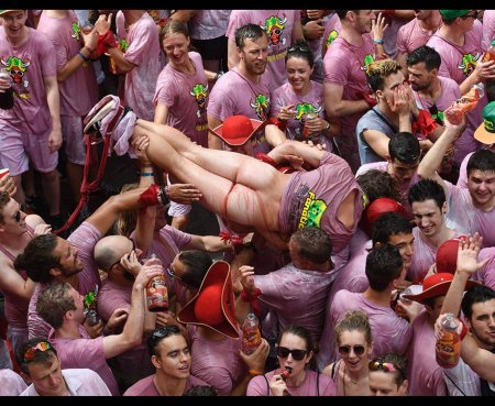 Сан-фермин в испании голые сиськи на фестивале