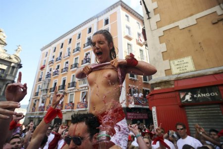 Сан-фермин в испании голые сиськи на фестивале