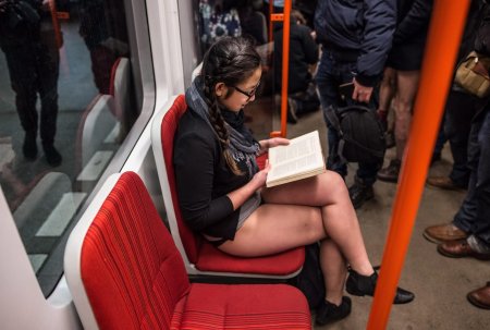 Женские ножки в общественном транспорте