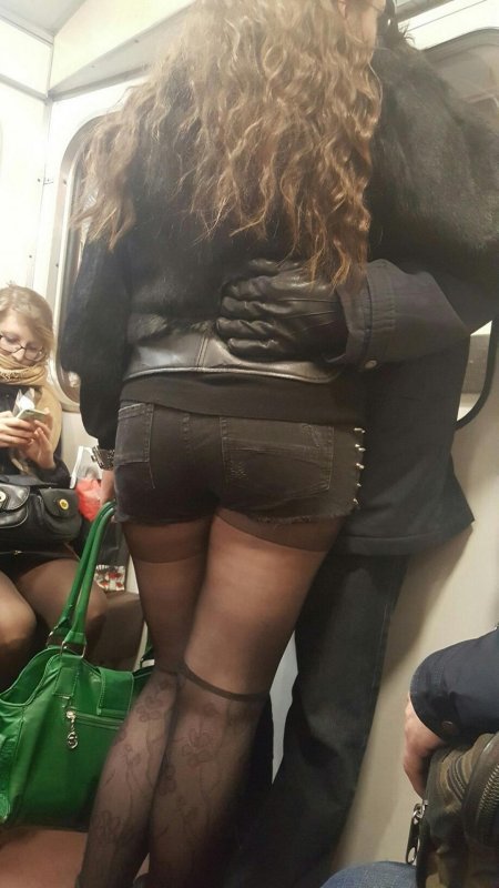 Модницы в метро