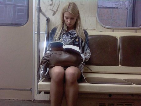 Девушки в юбках метро