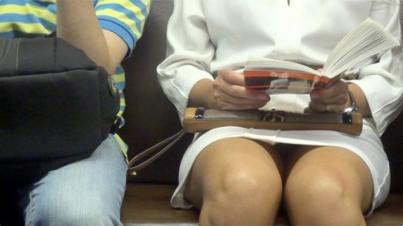 У женщин под юбкой в транспорте