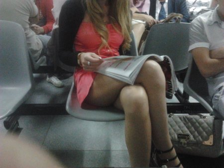 Под юбкой в электричке