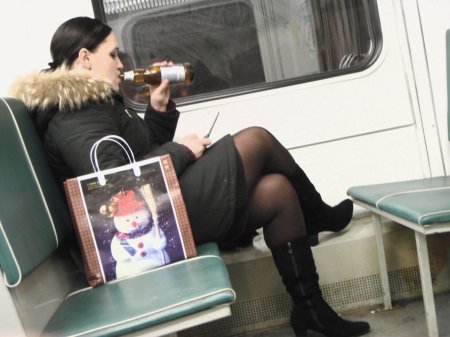 Женщины в колготках метро