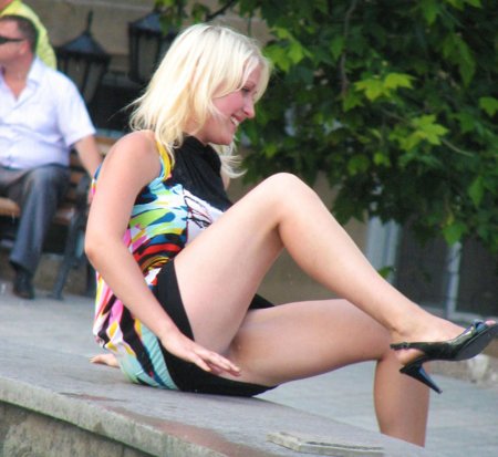 Присела в короткой юбочке