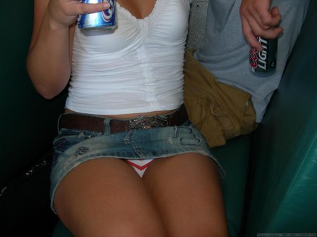 Под джинсовой юбкой трусы