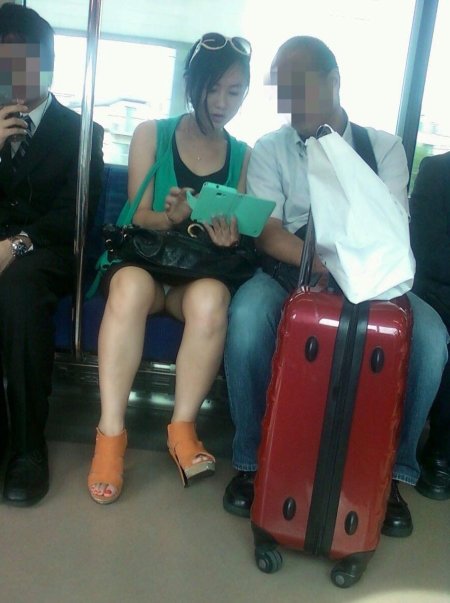 Подсмотренное под юбкой в метро