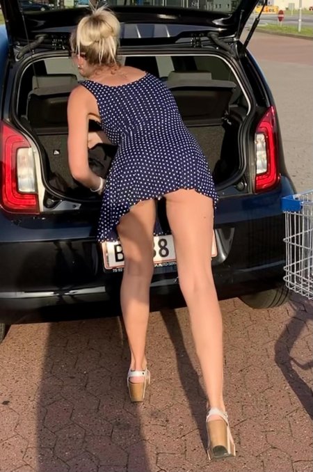 Наклонилась в юбке