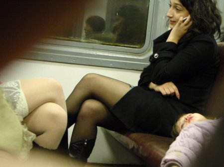 Под юбкой в метро