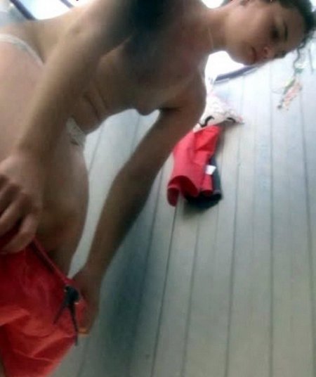 Скрытая камера в пляжной кабинке