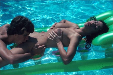 Эротическая фотосессия в бассейне