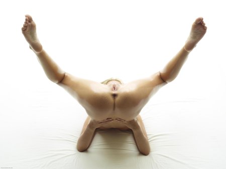 Голые женщины поднимают ноги