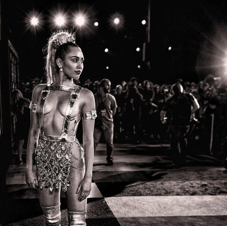 Майли сайрус vma 2015