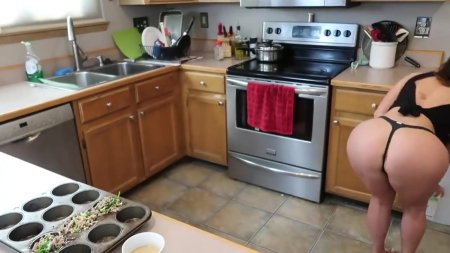 Аппетитные попки на кухне