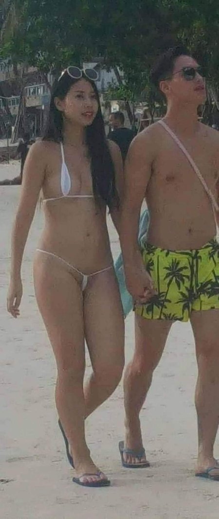 Откровенные купальники на пляже