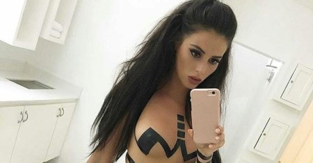 Девушка в изоленте