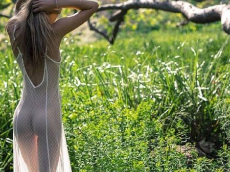 Девушки в прозрачных сара