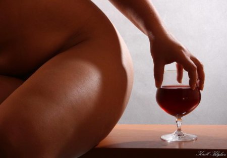 Эротическая фотосессия с вином