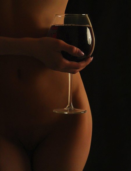 Голая с бокалом вина