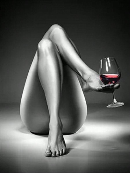 Фотосессия в стиле ню с бокалом