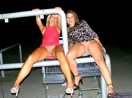 Засветы женщин без трусов