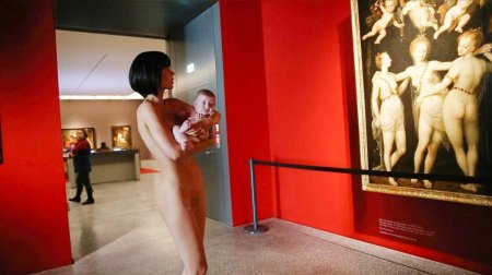 Голая мило муаре в музее