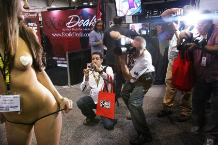 Девушка разделась на выставке