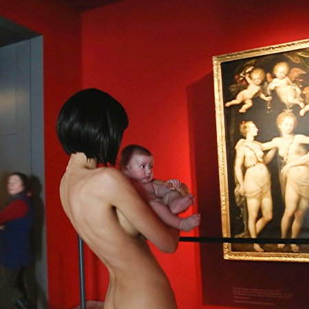 Голая мило муаре в музее