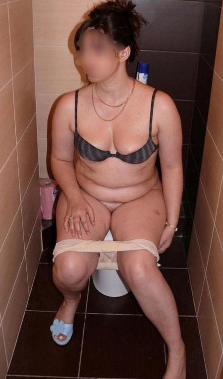 Взрослые женщины на унитазе