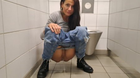 Ссыт в туалете