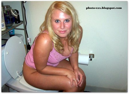 Взрослые женщины в туалете