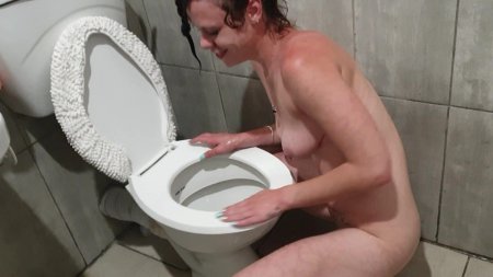 Писает в туалете