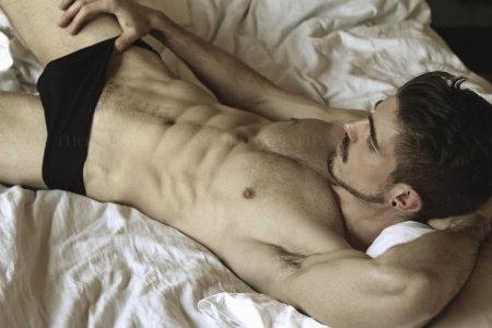 Голые мужчины в постели