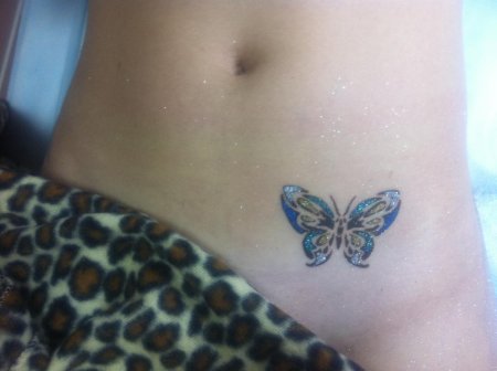 Тату бабочка на животе