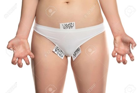 Женский лобок в белых трусах